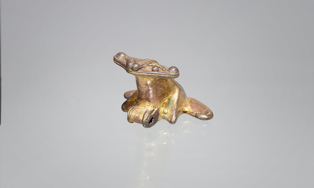 Tairona Gold Frog Pendant 2022 1 99 side view 1